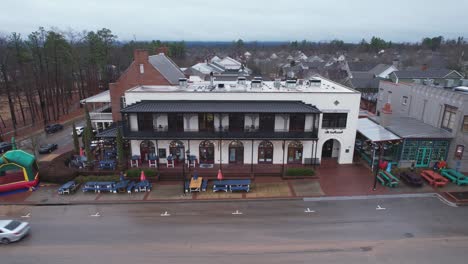 Panorámica-Aérea-De-Pintorescas-Tiendas-Y-Restaurantes-De-Una-Pequeña-Ciudad-En-Moss-Rock-Preserve-En-Hoover,-Alabama