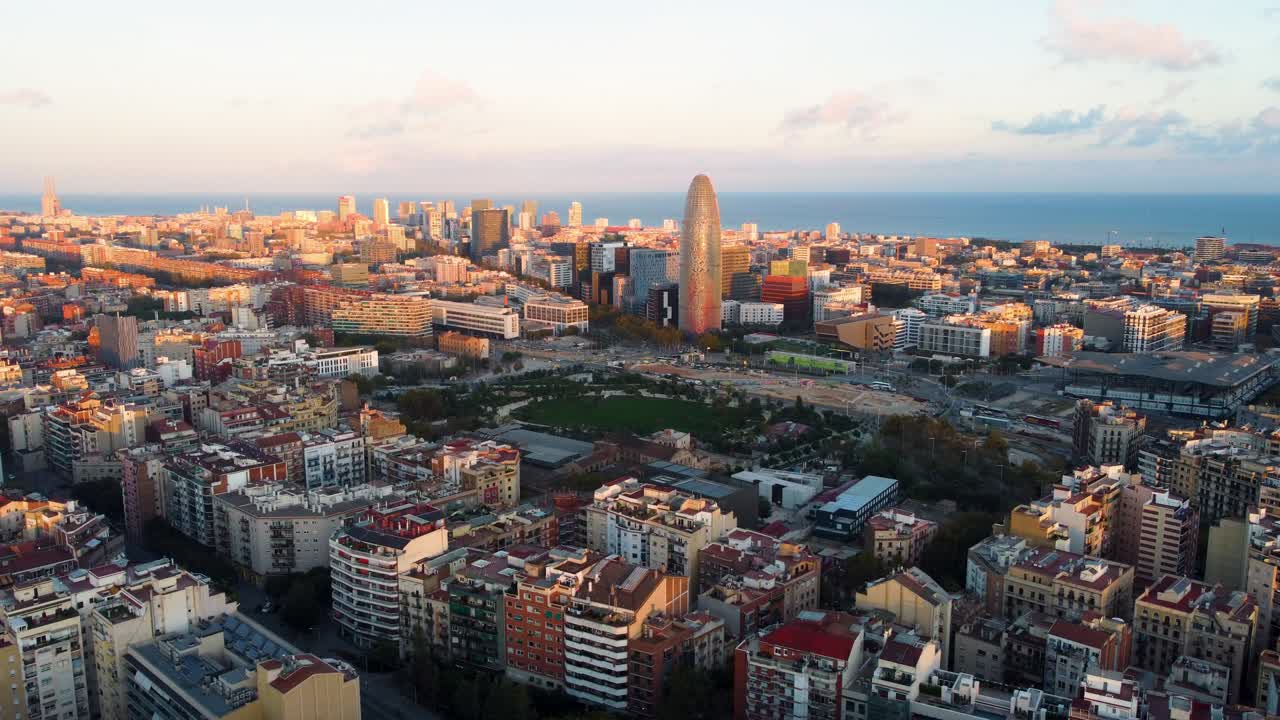 세비야 대성당 (catedral de sevilla) - 스페인의 아름다운 도시 세비야의 해가 뜨는 순간의 드론 촬영.