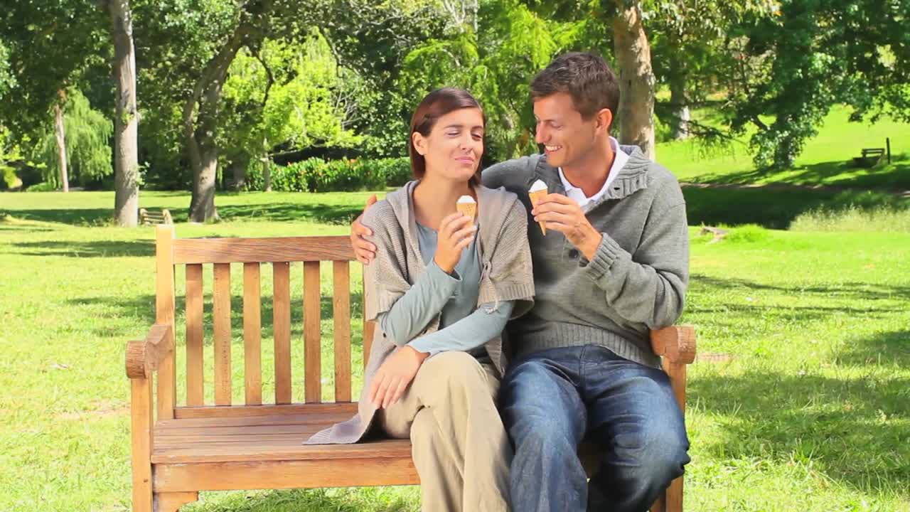 아이스크림을 먹고 있는 젊은 부부