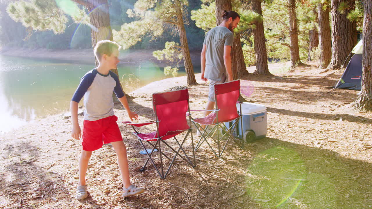 familia con amigos acampando junto al lago en una aventura de senderismo en el bosque