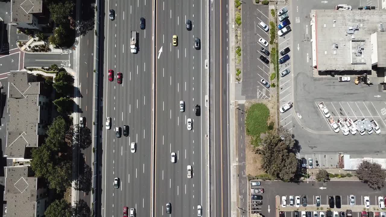 vista panorámica de arriba hacia abajo del tráfico de la autopista en 101 paneles solares en la azotea