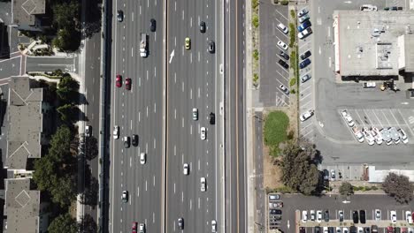 Blick-Von-Oben-Nach-Unten-Auf-Den-Autobahnverkehr-Auf-101-Sonnenkollektoren-Auf-Dem-Dach-Zoom-Heraus