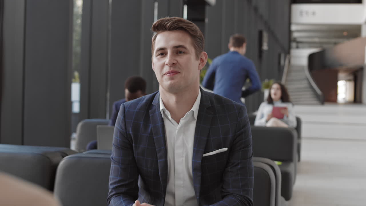 um homem de negócios a falar com um colega de trabalho irrecognizável.