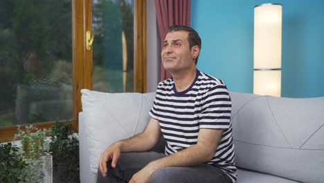 un hombre con problemas familiares se aburre.