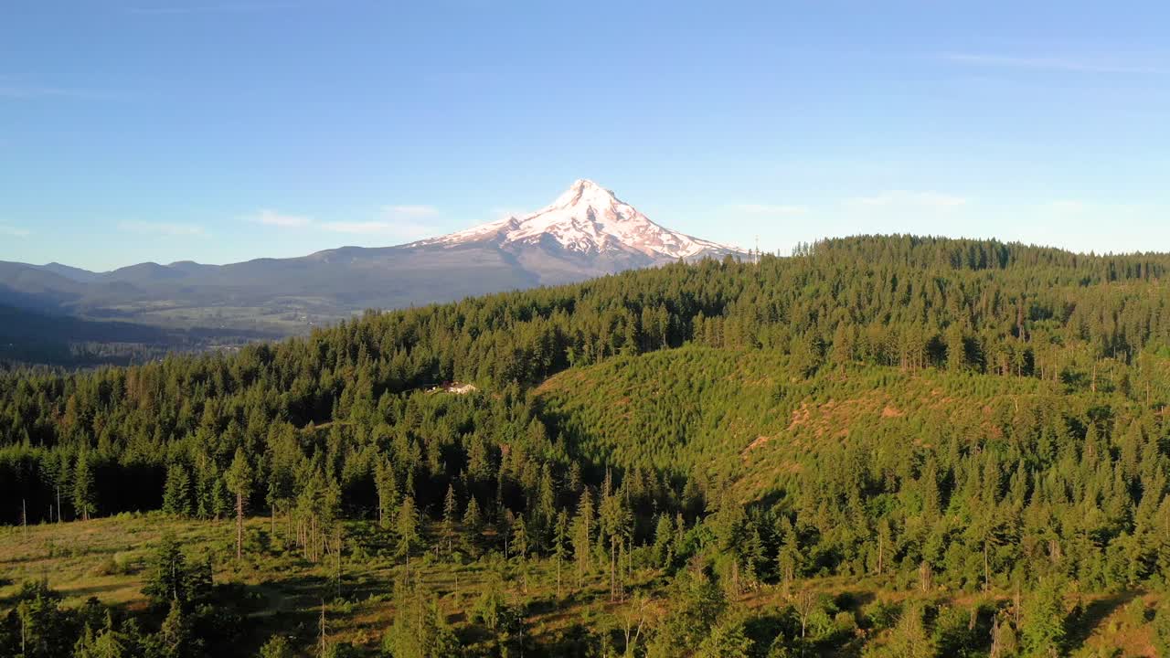 Slow retreat flying from Mt. Hood overlooking the mountains of the Pacific NW