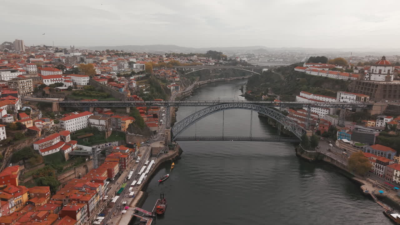 Vista Aérea da Paisagem Urbana do Porto com a Ponte Dom Luís I e o Rio Douro
