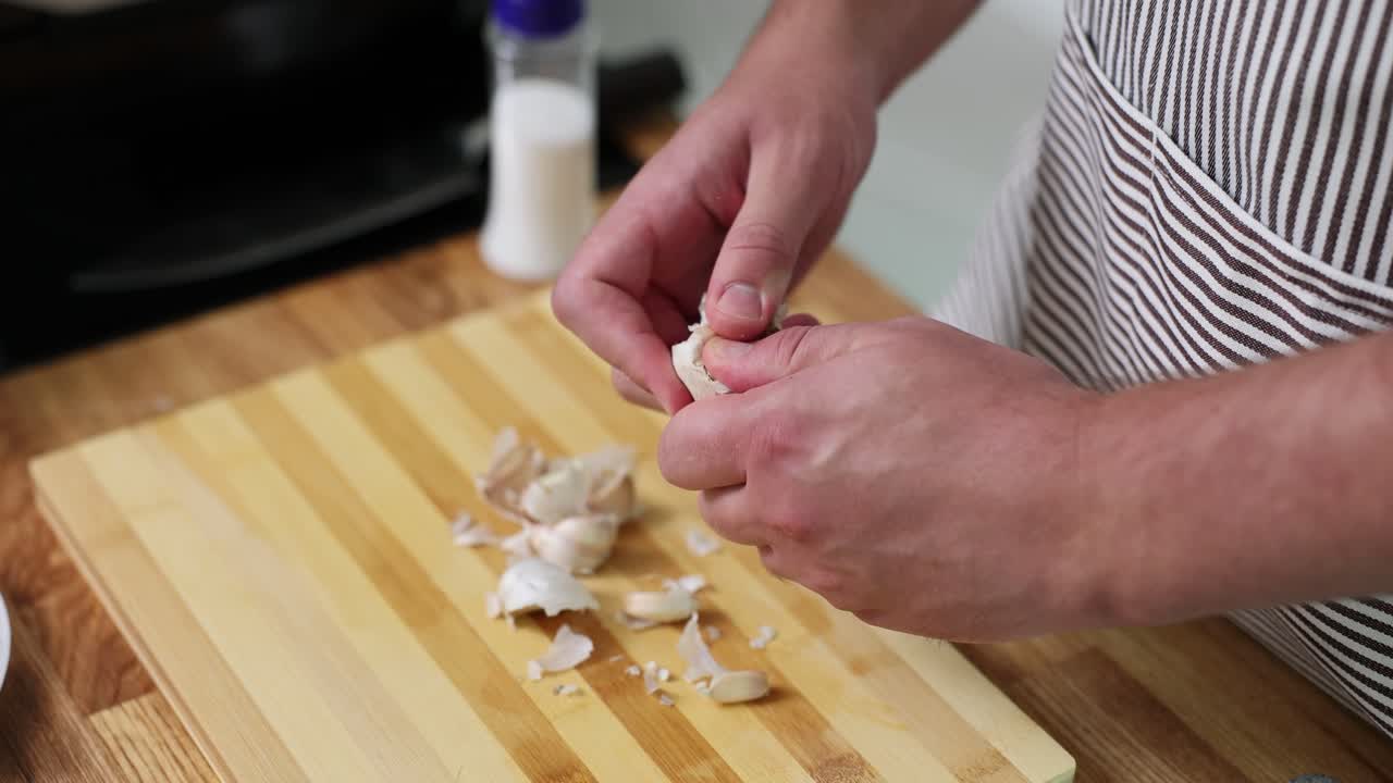 질을 벗기는 마늘