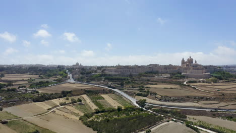 Panorama-Aéreo-De-La-Ciudad-De-Mdina,-Malta,-Paisaje-Rural-Y-Campo