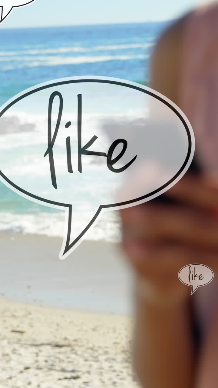 Animazione di icona "mi piace" sopra la parte centrale del corpo di una donna birazziale che usa lo smartphone in spiaggia