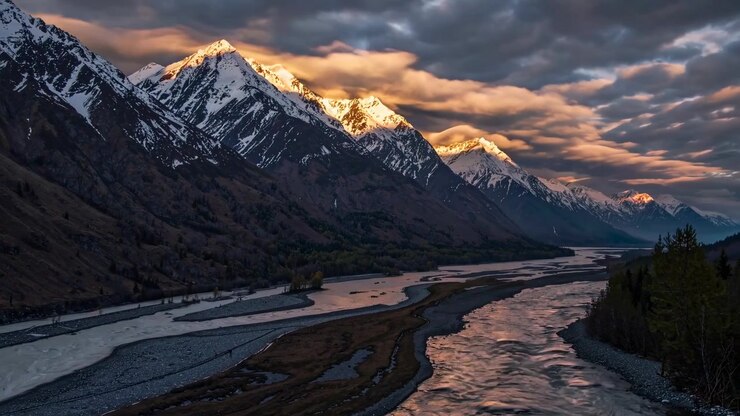 Time-lapse dell'alba sulle montagne innevate e la valle del fiume