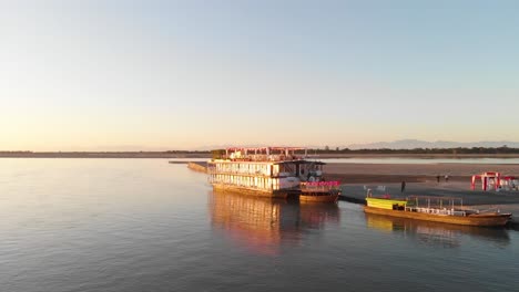 toma aérea de paralaje de 4k de un yate atracado a orillas del río brahmaputra