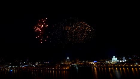 fuegos artificiales sobre una ciudad por la noche