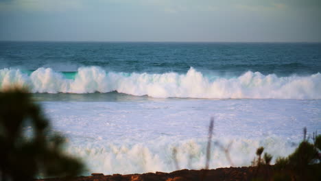 Poderosas-Olas-Blancas-Rodando-Hacia-La-Costa-Tropical.-Hinchazón-Espumosa-Del-Océano