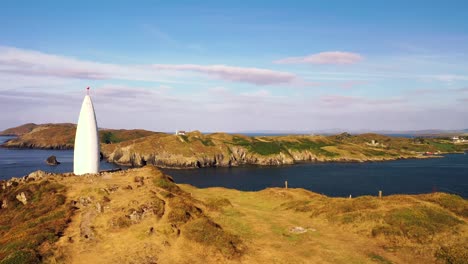 Toma-Aérea-Sobre-El-Faro-De-Baltimore-En-El-Sudoeste-De-Corcho-En-Irlanda-En-Un-Día-Soleado-De-Verano