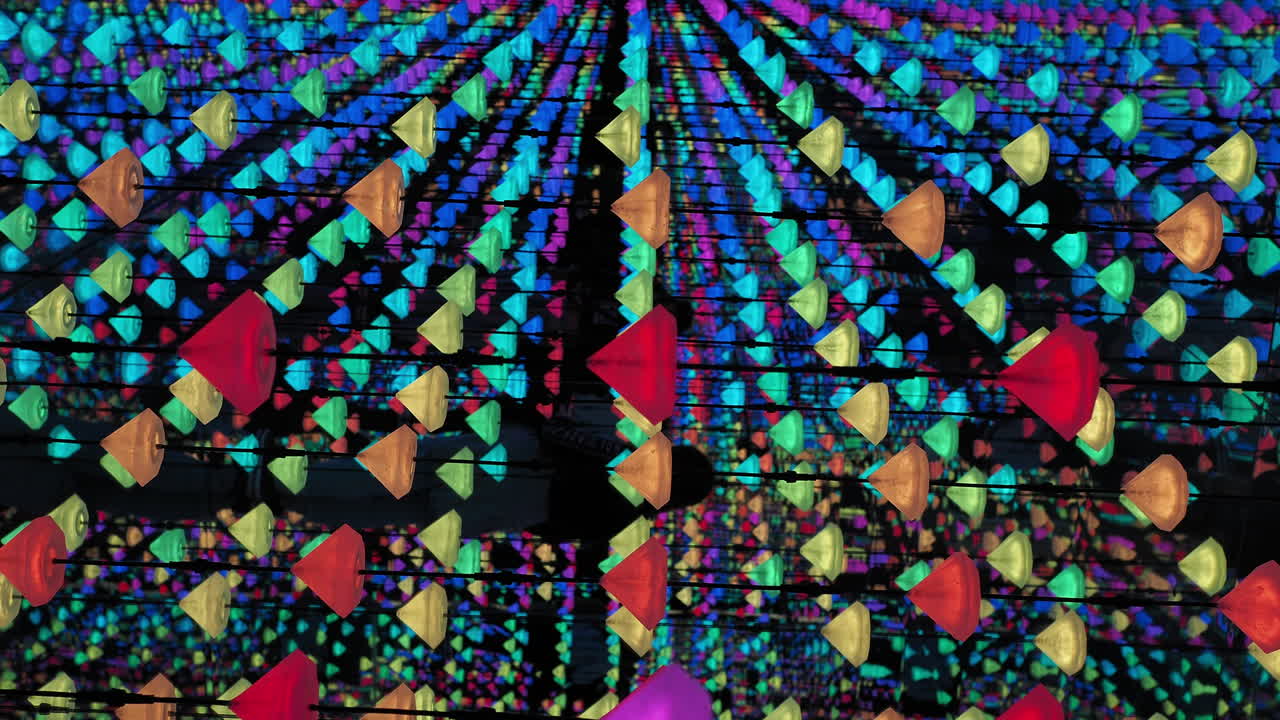 다채로운 조명 설치 예술