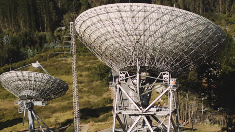 Grandes-Antenas-De-Comunicaciones-En-La-Montaña