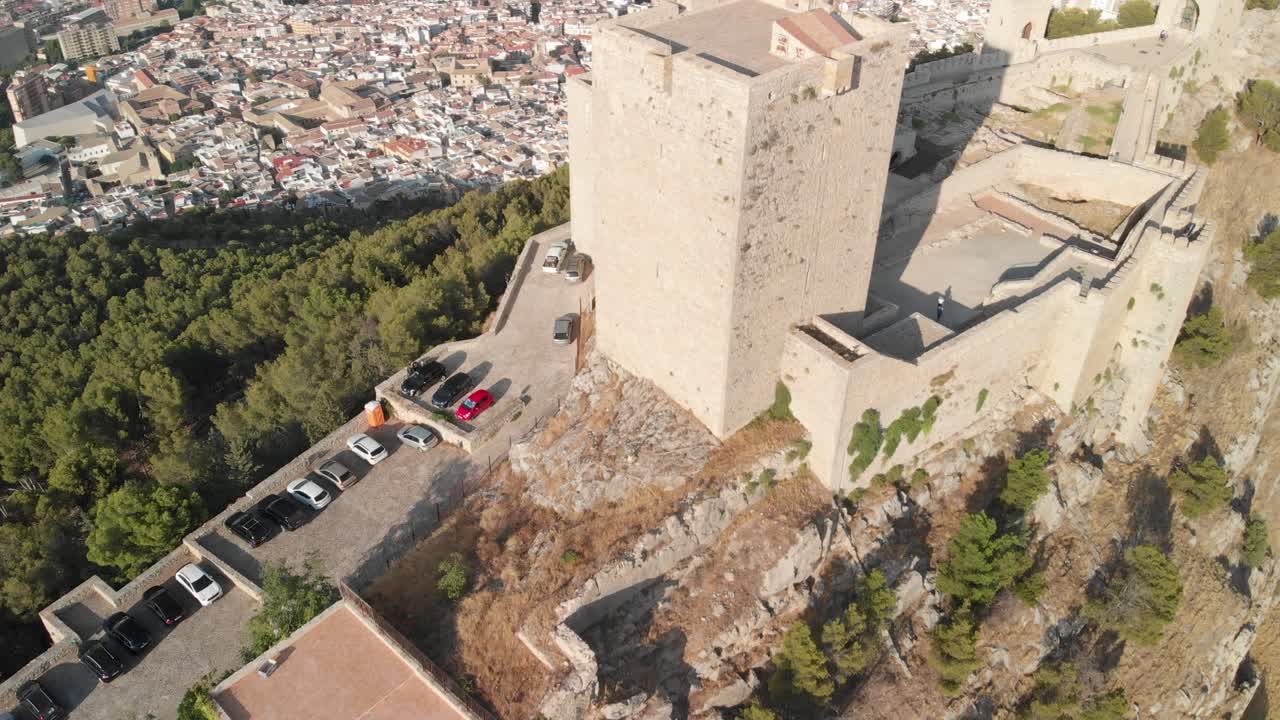 Castello di Jaén, Spagna. Riprese aeree e da terra di questo castello medievale in un pomeriggio estivo. Mostra anche la città di Jaén, realizzato con un drone e una action cam a 4k 24fps usando filtri ND.