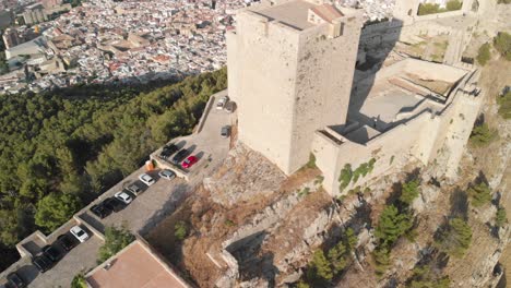 castillo de jaen, españa castillo de jaen volando y tomas terrestres desde este castillo medieval en la tarde de verano, tambien muestra la ciudad de jaen hecha con un drone y una camara de accion a 4k 24fps usando filtros nd