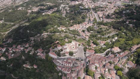 El-Palacio-De-Sintra-Rodeado-De-Casas-Pintorescas-Y-Bosque-Del-Parque-Natural