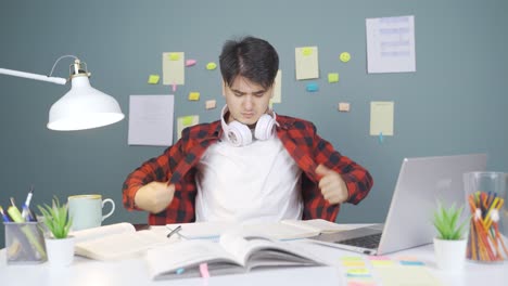 un estudiante varón que está abrumado por el calor.