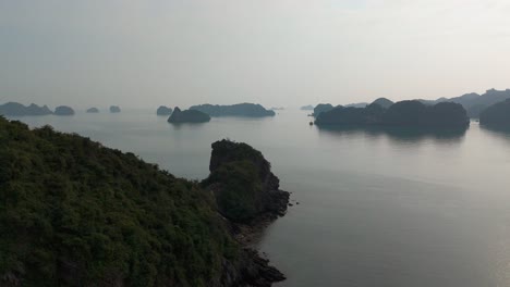 Vista-Aérea-De-La-Bahía-De-Ha-Long,-Bahía-De-Lan-Ha-En-Vietnam-Entre-Islas-De-Piedra-Caliza-De-Montañas-Kársticas