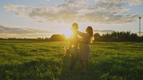 pareja abrazándose al atardecer en un campo
