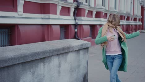 Alegre-Y-Emocionada-Mujer-Sonriente-Caminando-Y-Girando-En-La-Calle