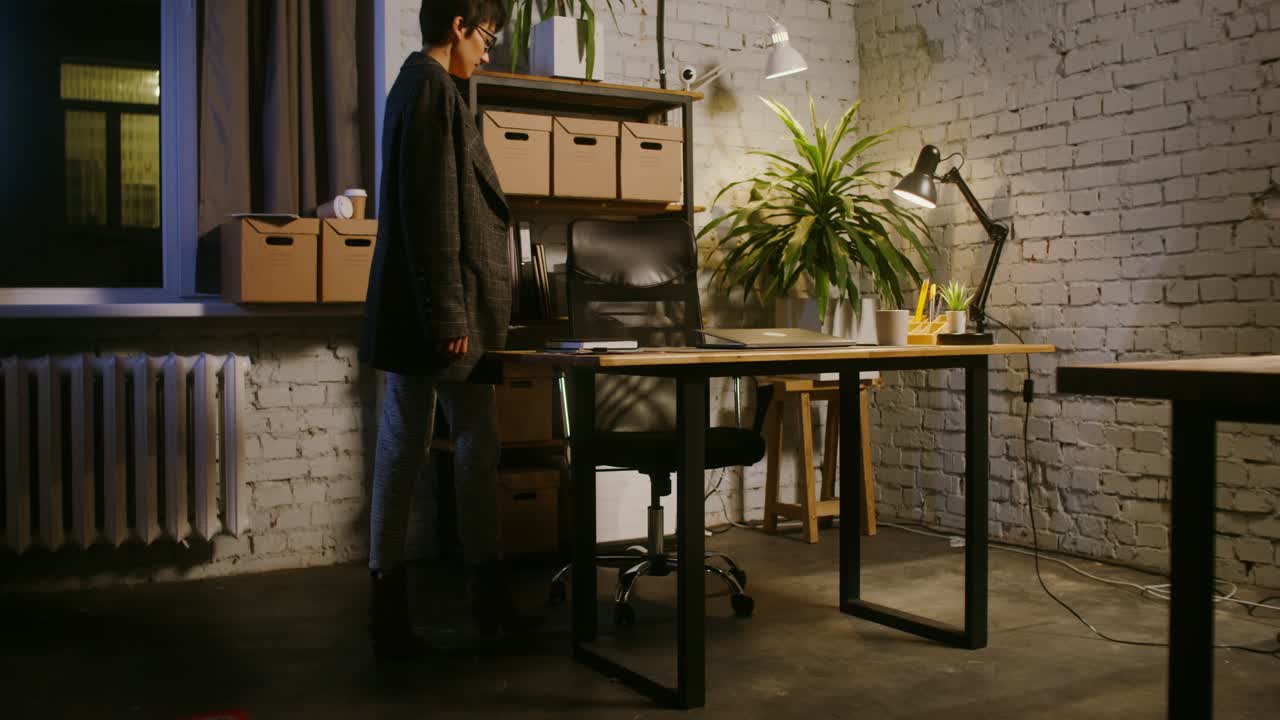 집 사무실 에서 늦은 밤 까지 일 하는 여자