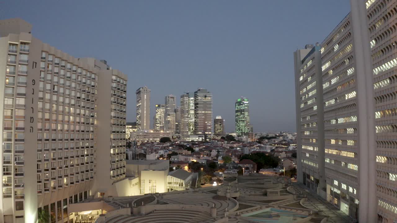 volar entre edificios en la ciudad de tel-aviv, noche, disparo de drones, vista de la ciudad