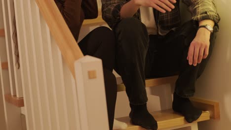사랑하는 부부는 집에서 시간을 보내고 있습니다.
