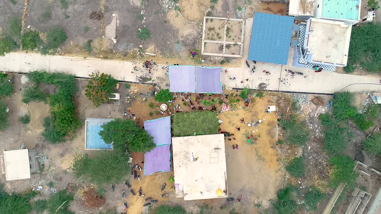 vista aérea, calle de un pueblo indio con gente en movimiento