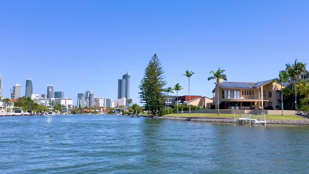 도시 스카이라인을 배경으로 평화로운 수로