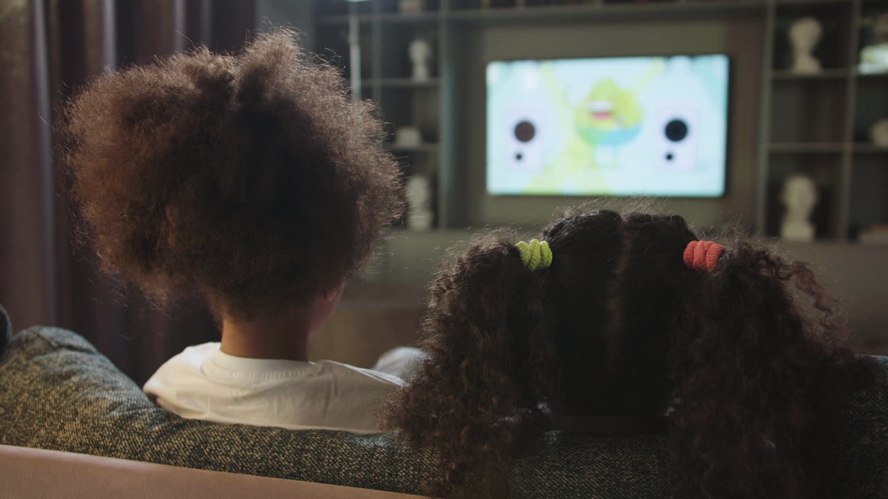 집에서 영화를 보는 아이들