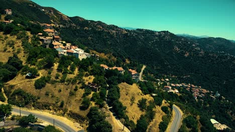 Un-Pueblo-Bereber-En-La-Cima-De-La-Montaña-En-Tizi-Ouezou-Argelia