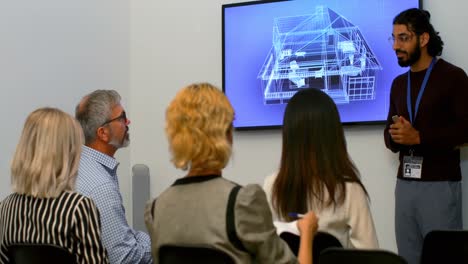 hombre de negocios dando una presentación en la sala de conferencias en la oficina 4k