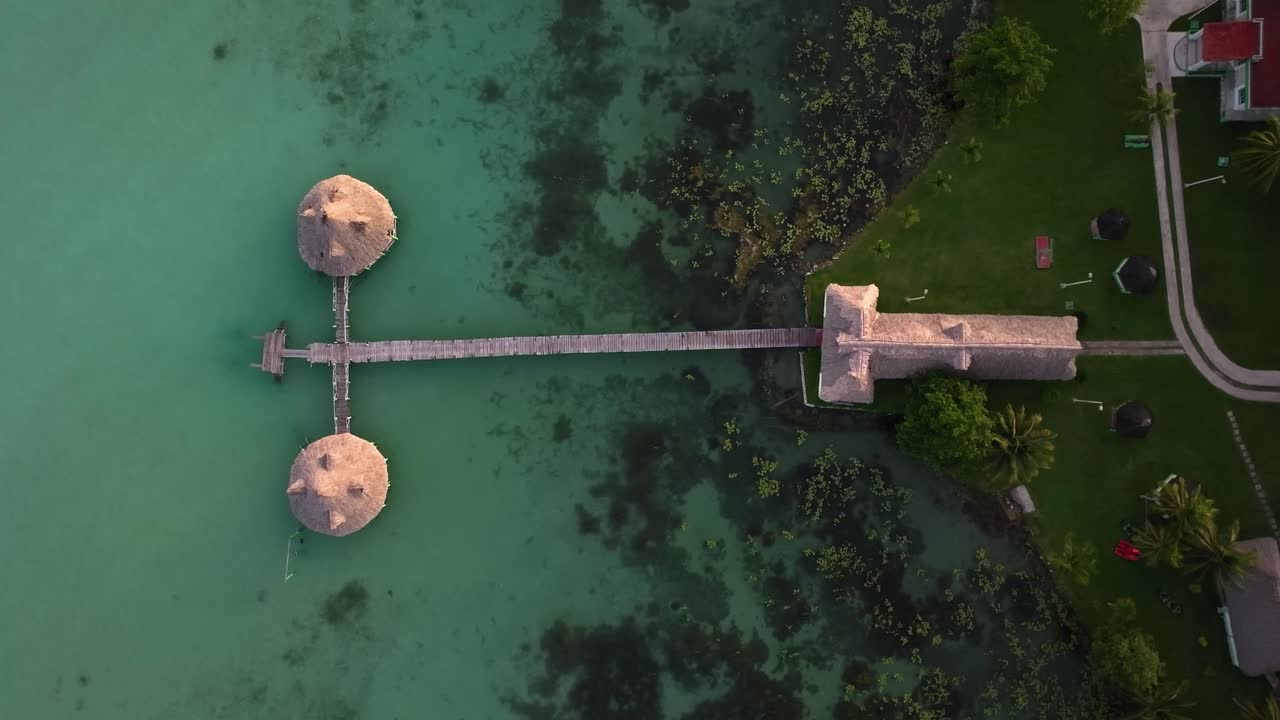 vista aérea sobre un muelle de madera en el bacalar, méxico - ojo de pájaro, disparo de drones