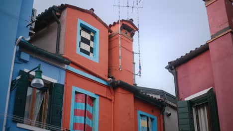 Casa-Icónica-De-Bepi-Suà-En-Vivos-Tonos-De-Burano,-Italia