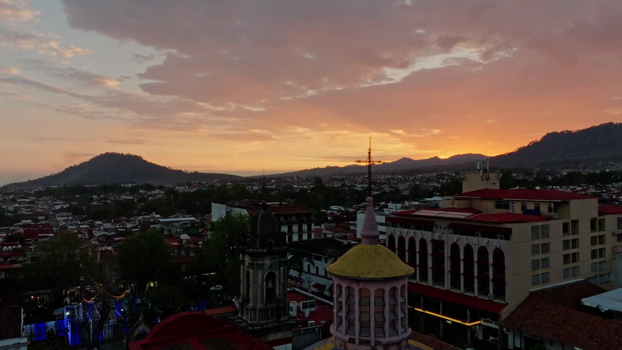 SAN FRANCISCON TEMPPELI URUAPANISSA, MICHOACÁNISSA AURINGONLASKUN AIKAAN.