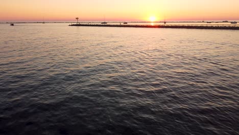 Drohne-Gleitet-über-Das-Wasser-über-Den-Muskegon-Kanal-An-Der-Küste-Des-Michigansees