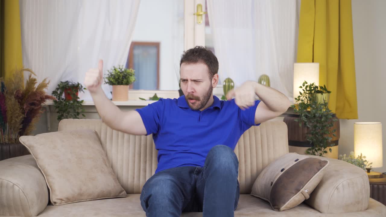 기 ⁇ 으로 가득 찬 행복한 춤추는 남자.