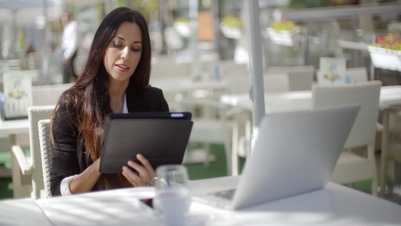 una mujer de negocios atractiva usando una tableta.