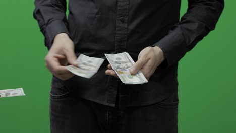 recibir concepto de pago. el hombre da dinero en efectivo. billetes de dólar