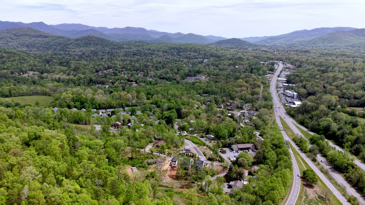 Zona di Asheville, Carolina del Nord, vista aerea in primavera
