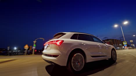 audi e-tron sportback concept vierwielaandrijving elektrische suv. presentatie van een nieuw auto model. snel rijden drifting in de stad