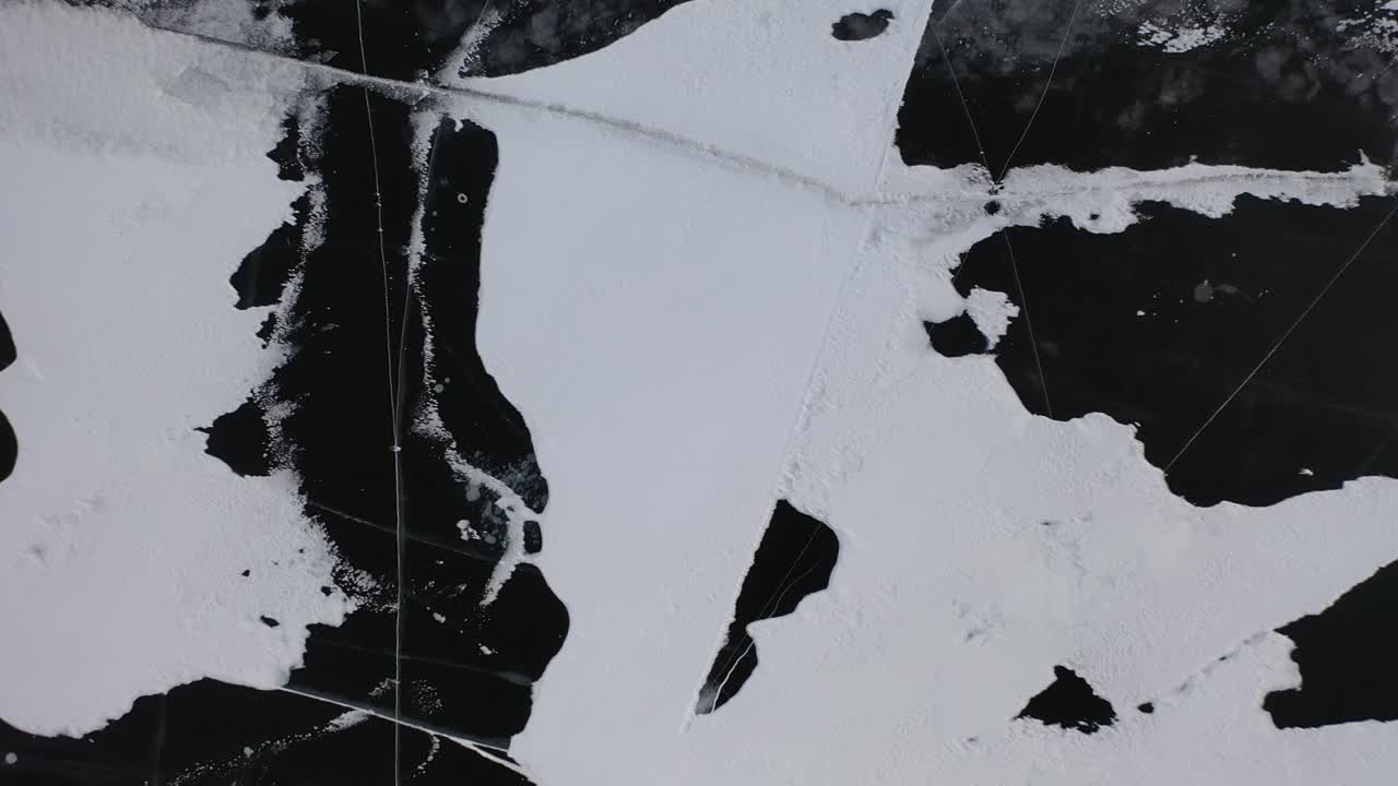 superficie congelada del lago con hielo agrietado y nieve