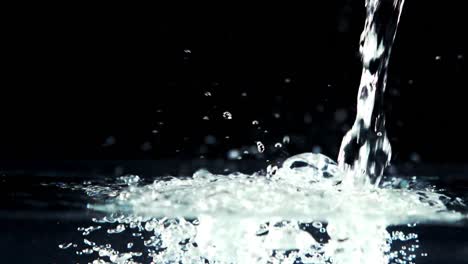 agua derramándose sobre un fondo negro