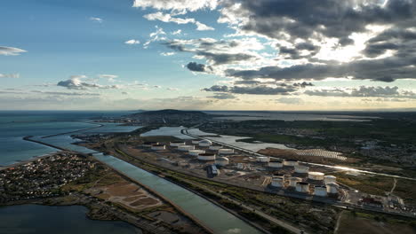 Der-Warme-Schein-Des-Sonnenuntergangs-Umhüllt-Frontignan,-Das-Für-Seine-Weinindustrie-Bekannt-Ist