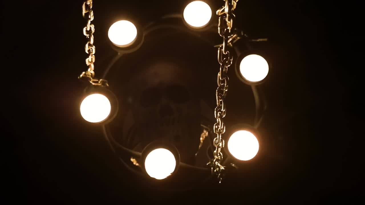 cráneo humano simulacro rodeado de velas en cadenas