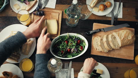 Gruppe-Junger-Leute-Beim-Mittagessen-Aus-Der-Vogelperspektive