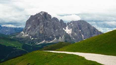 이탈리아의 돌로미트 산맥에 있는 셀라 패스 (sella pass) 에서 볼 수 있는 랭코펠 (langkofel) 정상의 풍경